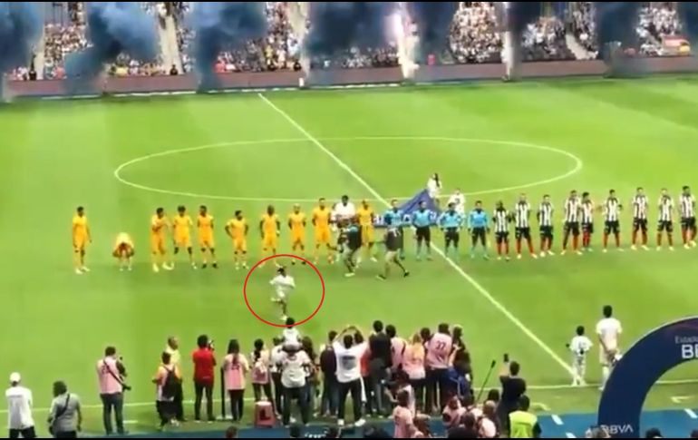 Mientras los jugadores se formaban en el centro del campo, los fuegos pirotécnicos que utilizaron en el Estadio BBVA ocasionaron hicieron que una niña se asustara, por lo que salió corriendo de la escena. TWITTER / @dlptlv
