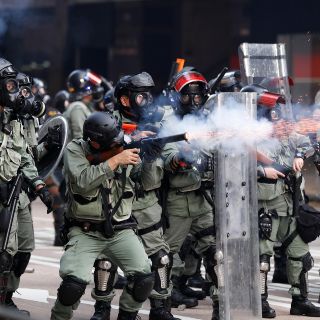 Un herido de bala deja enfrentamiento en "día de luto" de Hong Kong