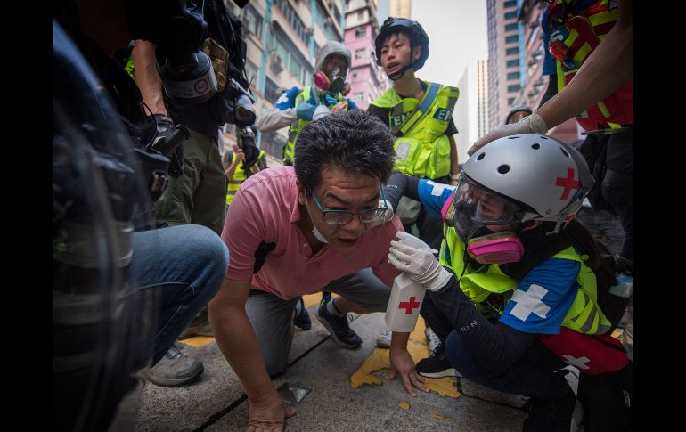 Personal de emergencias auxilia a un hombre tras el lanzamiento de gas lacrimógeno. AFP/M. Ralston