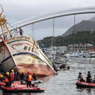 Puente colapsa sobre barcos pesqueros en Taiwán