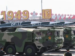 Vehículos militares con misiles DF-17 desfilan en la plaza de Tiananmen en Pekín. AFP/G. Baker