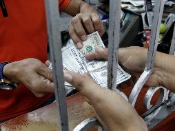 Las expectativas sobre el nivel del tipo de cambio del peso frente al dólar estadounidense para el cierre de 2019 disminuyeron de 19.84 pesos a 19.75 pesos. EL INFORMADOR/ ARCHIVO