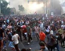 La policía disparó en varias ocasiones para dispersar a la multitud; tambien arrojó gases lacrimógenos. EFE/A. Jalil