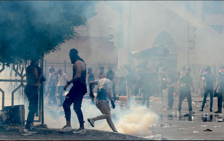 La policía disparó en varias ocasiones para dispersar a la multitud; tambien arrojó gases lacrimógenos. EFE/A. Jalil