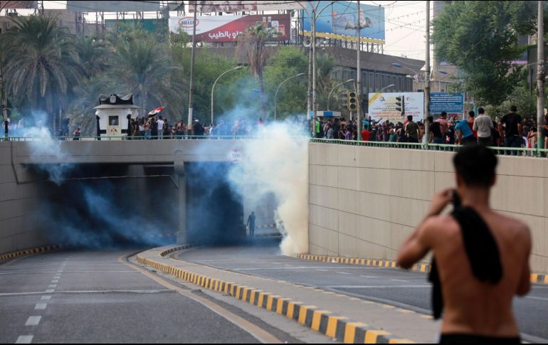 La policía disparó en varias ocasiones para dispersar a la multitud; tambien arrojó gases lacrimógenos. EFE/A. Jalil
