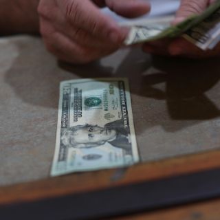 El dólar escala y cierra en $20.17 a la venta en bancos