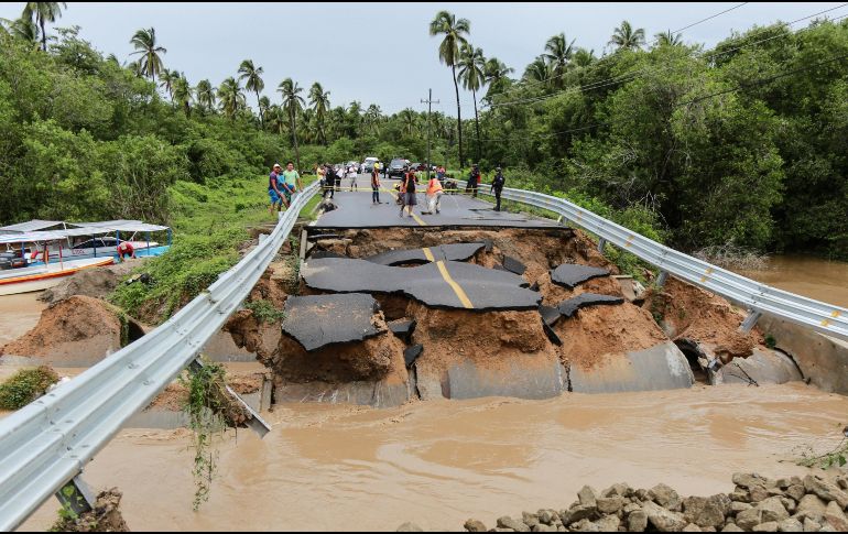 Personal de Protección Civil acordona el destruido puente que llevaba a la comunidad de Barra Vieja, en el estado de Guerrero, el cual también resultó severamente afectado por 
