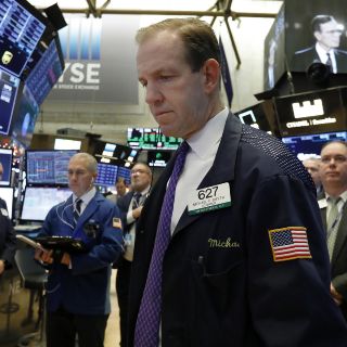 Contracción en el sector de manufactura lastra a Wall Street