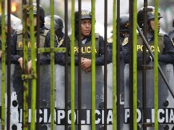 Policías custodian las inmediaciones del Congreso peruano. La tranquilidad reina en el país un día después de la disolución del Congreso. EFE/P. Aguilar