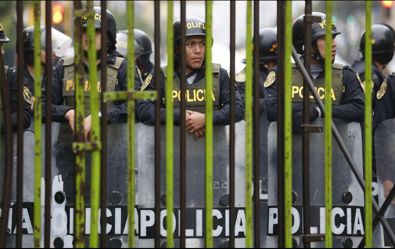 Policías custodian las inmediaciones del Congreso peruano. La tranquilidad reina en el país un día después de la disolución del Congreso. EFE/P. Aguilar