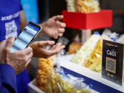 Con el CoDi el comprador identifica la cuenta y monto de pago que le solicita el vendedor mediante el código QR, la acepta y envía la transferencia. SUN/D. Sánchez