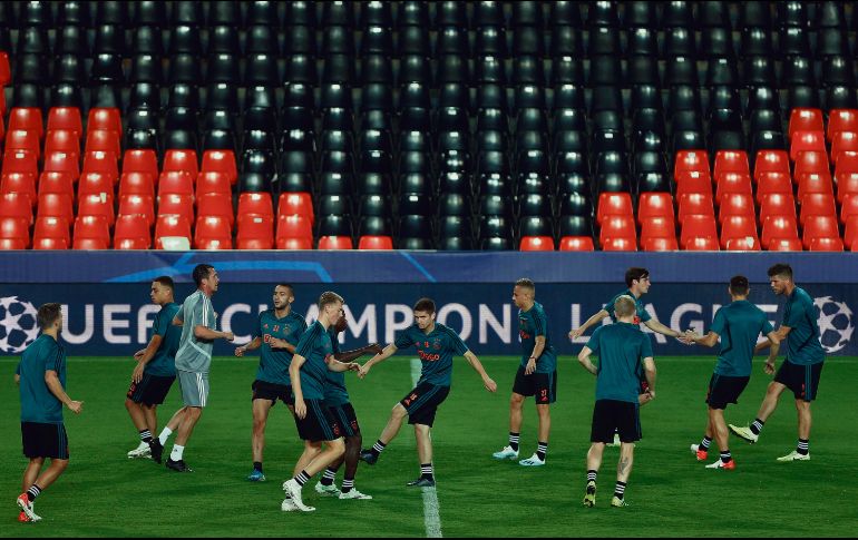 La plantilla del Ajax reconoció ayer la cancha de Mestalla. EFE