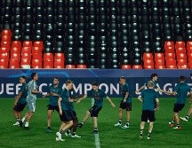 La plantilla del Ajax reconoció ayer la cancha de Mestalla. EFE