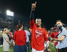 Juan Soto celebra tras convertirse en el héroe de los Nacionales. AFP