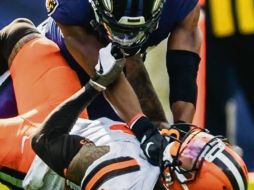 Algunas imágenes muestran al defensivo de los Ravens supuestamente agrediendo a Beckham. AP