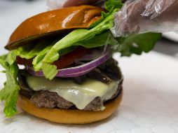 Aunque las etiquetas de carne para hamburguesa digan que son de arrachera, sirloin, rib eye o pechuga de pollo, hay una más de una docena de marcas que contienen otro tipo de cárnico sin indicarlo. AFP / ARCHIVO