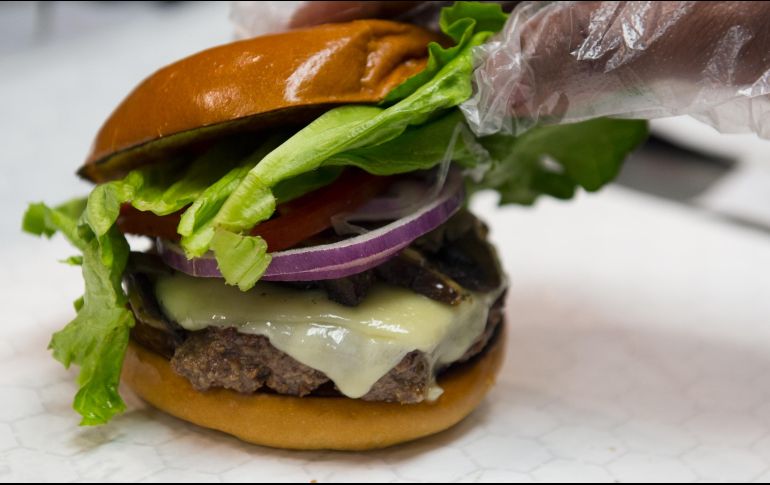 Aunque las etiquetas de carne para hamburguesa digan que son de arrachera, sirloin, rib eye o pechuga de pollo, hay una más de una docena de marcas que contienen otro tipo de cárnico sin indicarlo. AFP / ARCHIVO
