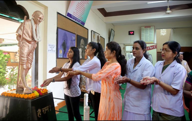 Un grupo de mujeres le ofrece tributo a una estatua de Gandhi en Bhopal. EFE/S. Gupta