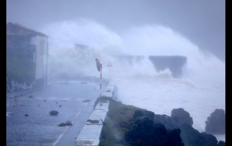Altas olas golpean una vía frente al mar en Horta. AP/J. Henriques