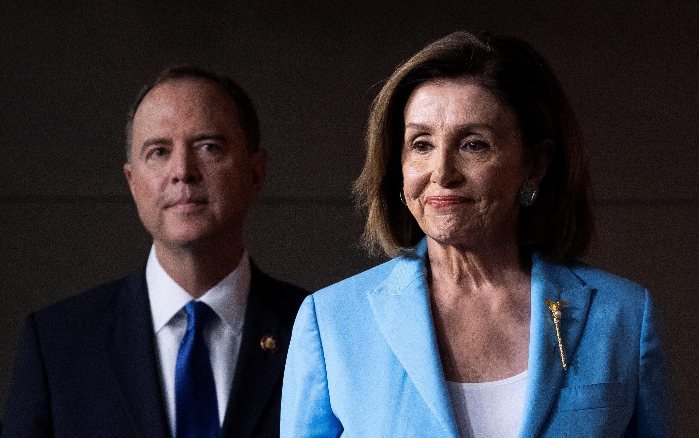 Nancy Pelosi en la conferencia de prensa semanal en el Capitolio en Washington, junto al legislador Adam Schiff. EFE/EPA/M. Reynolds