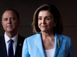 Nancy Pelosi en la conferencia de prensa semanal en el Capitolio en Washington, junto al legislador Adam Schiff. EFE/EPA/M. Reynolds