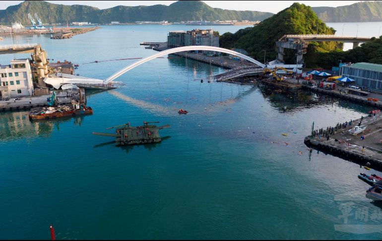 El puente arqueado de 140 metros de largo colapsó el martes en una bahía del este de Taiwán, a unos 60 kilómetros al sureste de la capital, Taipéi. EFE / ESPECIAL