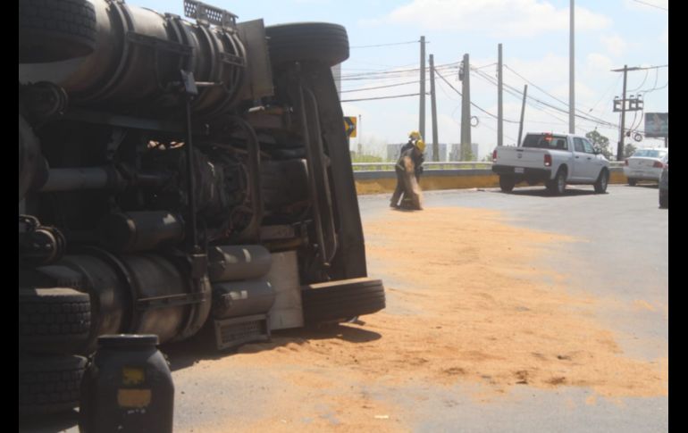 El conductor del vehículo con cisterna de aproximadamente 30 toneladas perdió el control y la unidad quedó sobre un costado. ESPECIAL/Bomberos de Zapopan