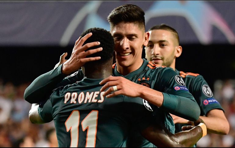 Edson Álvarez se ha mantenido como titular en el Ajax. AFP / J. Soriano