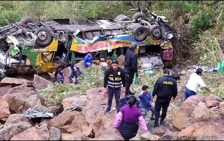 El vehículo trasladaba a más de 53 pasajeros desde la ciudad amazónica de Puerto Maldonado a Cusco. EFE/J. Huanca