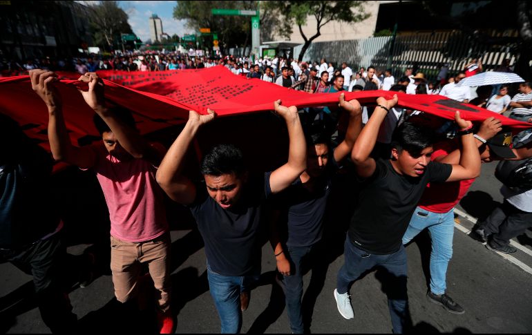 Prevén que los contingentes avancen hasta el cruce con Paseo de la Reforma, sigan por avenida Juárez y entren al Zócalo por 5 de febrero. AP/F. Llano