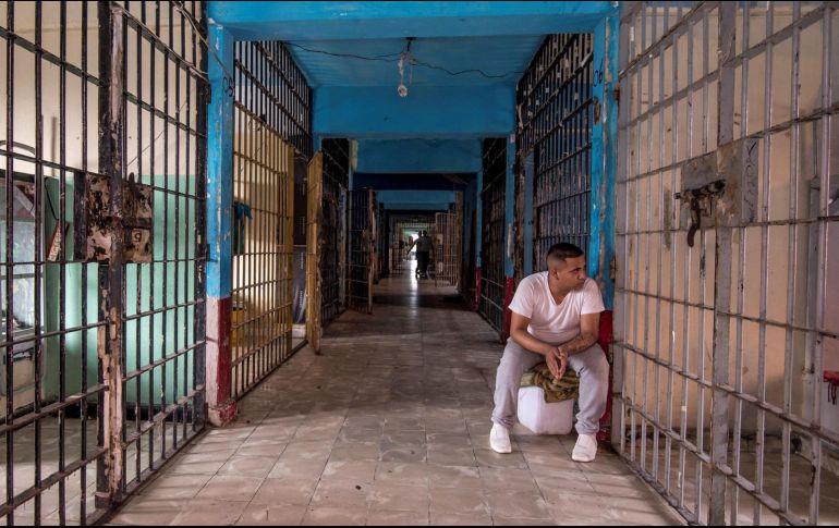 Cuatro días antes del cierre definitivo del lugar, el recluso defendió su tesis profesional, acompañado por el ingeniero Omar Ulises Morales Dávila. EFE / ARCHIVO