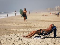 La gente disfruta del clima cálido en Rockaway Bech, en la ciudad de Nueva York. AFP/S. Platt-Getty Images