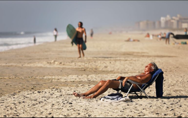 La gente disfruta del clima cálido en Rockaway Bech, en la ciudad de Nueva York. AFP/S. Platt-Getty Images