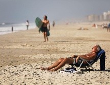 La gente disfruta del clima cálido en Rockaway Bech, en la ciudad de Nueva York. AFP/S. Platt-Getty Images