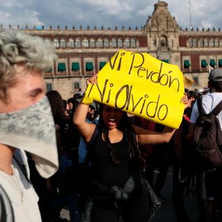 Contingente por marcha del 2 de octubre llega al Zócalo; reportan disturbios