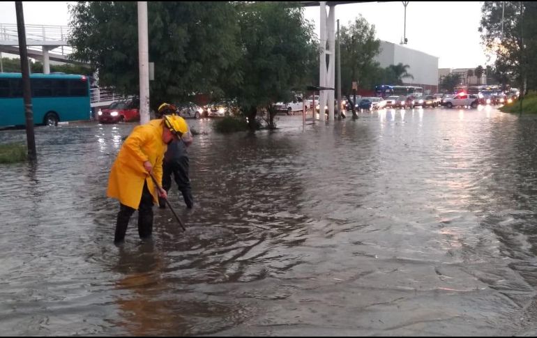 En la Calzada Independencia y Pino Suárez, Bomberos de Zapopan cerraron el paso por inundación en la vía. ESPECIAL / Bomberos de Zapopan