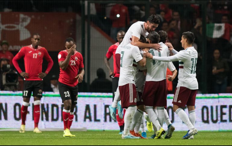 Jugadores de la Selección Nacional celebran tras el segundo gol del partido, conseguido por Jesús Angulo. IMAGO7/A. Hernández