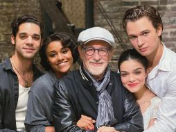 Spielberg posa al lado del elenco de “West Side Story”. EFE