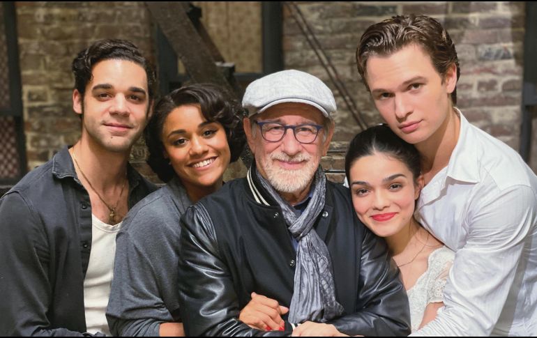 Spielberg posa al lado del elenco de “West Side Story”. EFE