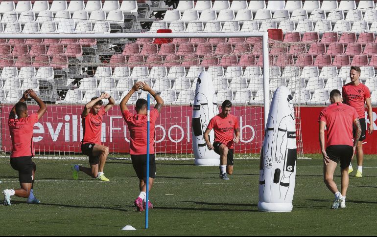 Javier Hernández (izquierda), en el entrenamiento de ayer en Sevilla. EFE