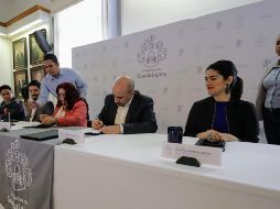 María Elena de Anda e Ismael del Toro firmaron un convenio para que la administración alteña acceda a Visor Urbano. FACEBOOK/deltoroismael
