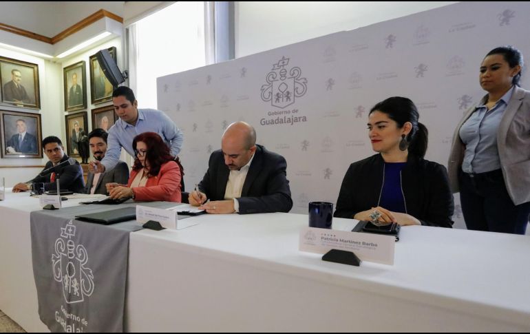 María Elena de Anda e Ismael del Toro firmaron un convenio para que la administración alteña acceda a Visor Urbano. FACEBOOK/deltoroismael