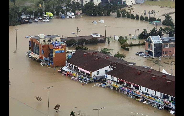 Una zona inundada tras el paso del tifón en Gangneung.