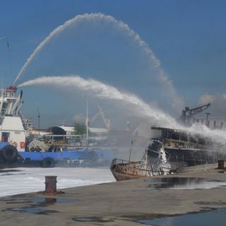 La Profepa evaluará daños por buque incendiado en Manzanillo