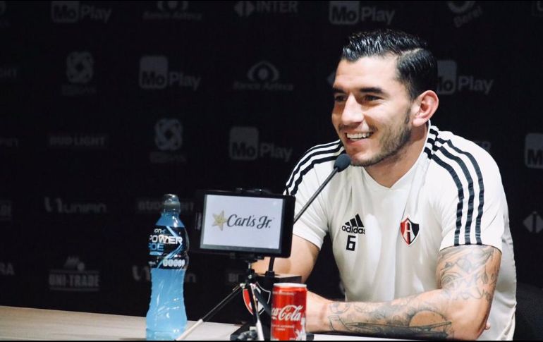 ''Yo creo que se nota en la cancha, me siento un poco más cómodo de contención, de lateral no tanto y lo hice con el profe Hoyos'', dice Zaldívar. TWITTER / @atlasfc