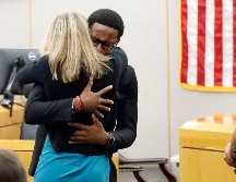 En el centro de la corte, Guyger y el hermano del hombre al que mató se abrazaron durante casi un minuto. AP/The Dallas Morning News/T. Fox