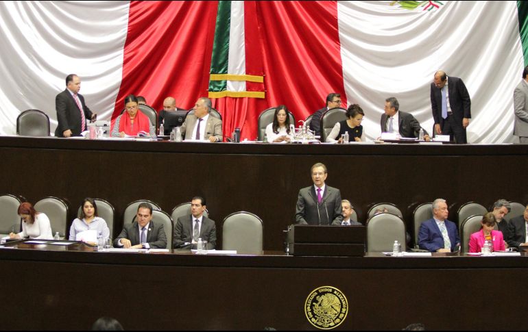 Esteban Moctezuma Barragán (c) enfrenta reclamos de la bancada del Partido Acción Nacional por la nueva reforma constitucional en materia educativa. NTX/A. Rocha