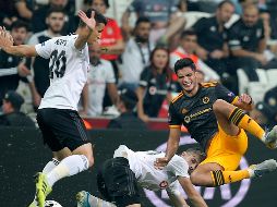 Raúl Jiménez tuvo un duelo complicado ante la defensa del Besiktas. AP