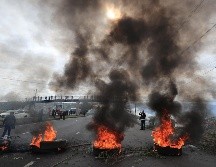 Una calle bloqueada con llantas incendiadas este jueves en Quito, durante una jornada de protesta. EFE/J. Jácome