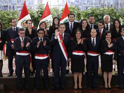 El presidente de Perú, Martín Vizcarra (c), en compañía de su primer ministro, Vicente Zeballos (c-i), posan junto al nuevo gabinete de ministros. EFE/P.Aguilar